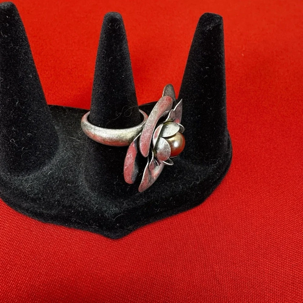 Silver Flower Ring With Faux Black‎ Pearl Center Size 6ish